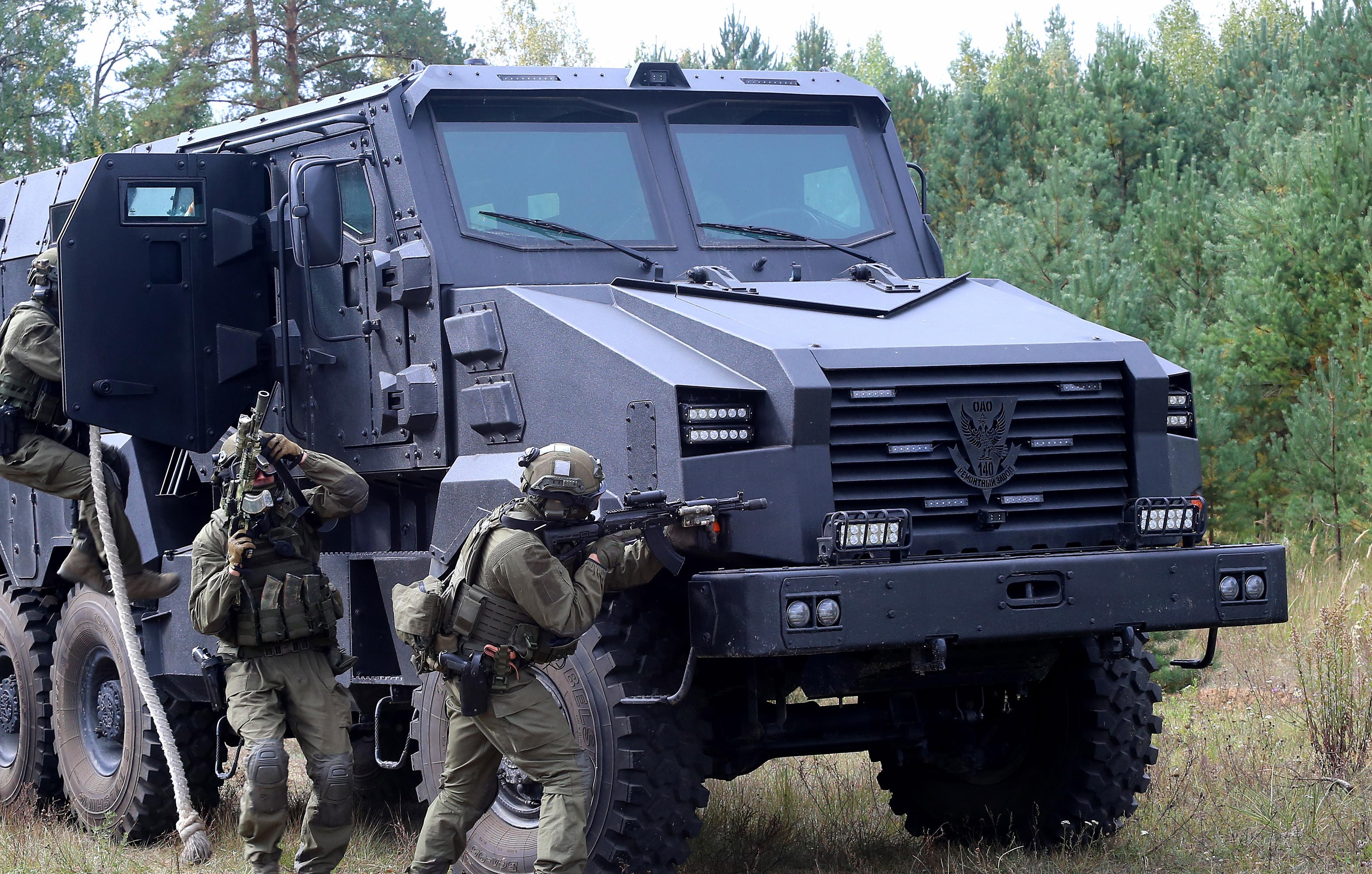 Защищенное транспортное средство многоцелевого назначения "Защитник"